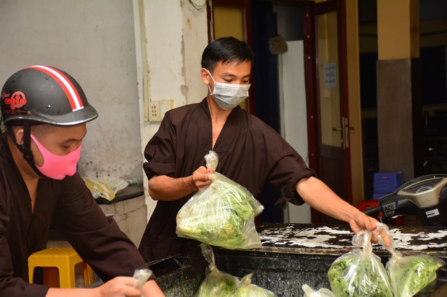 Continuing to support people in need in the Covid-19 pandemic of Hoang Phap Pagoda (series 4)